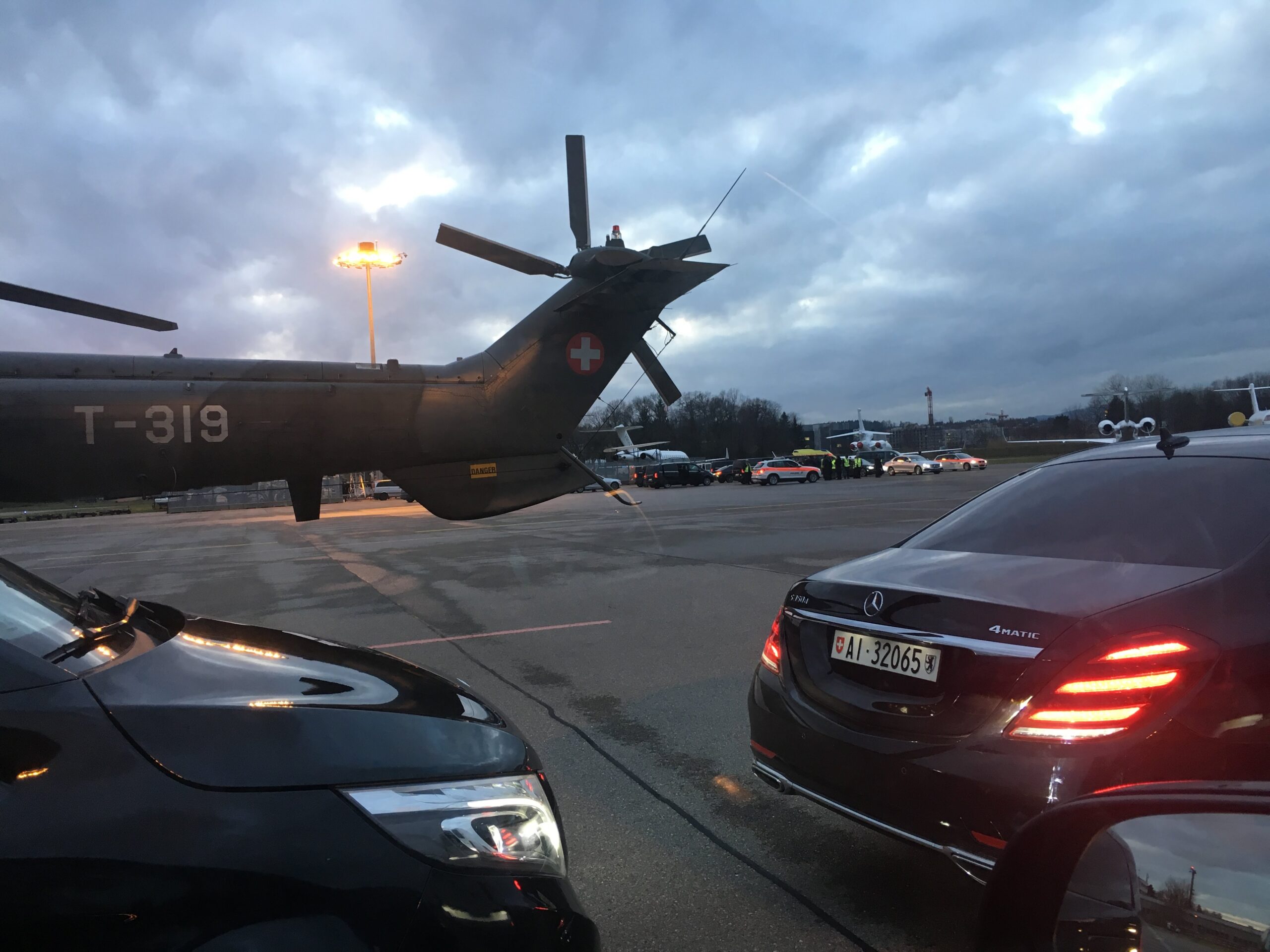 Limousine am Flughafen Zürich, bereit für einen sicheren Transfer nach Davos für Teilnehmer des World Economic Forums.