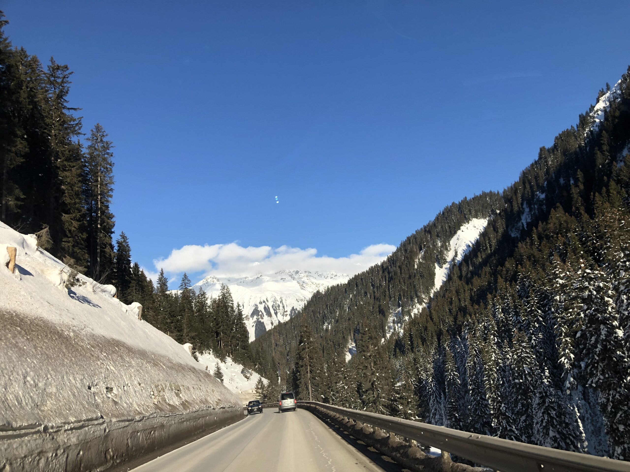 Eine Limousine fährt durch die verschneiten Strassen von Davos zu einem Veranstaltungsort des WEF.