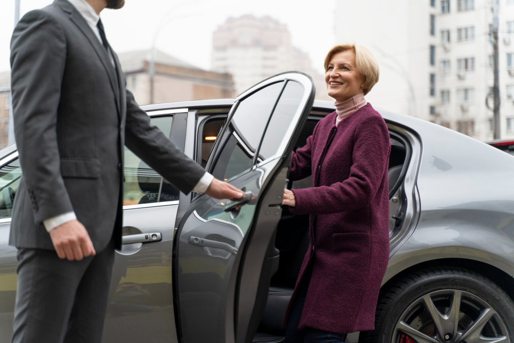 Eine Gruppe von VIP-Gästen steigt in eine Limousine ein, um sicher und komfortabel zum WEF zu gelangen